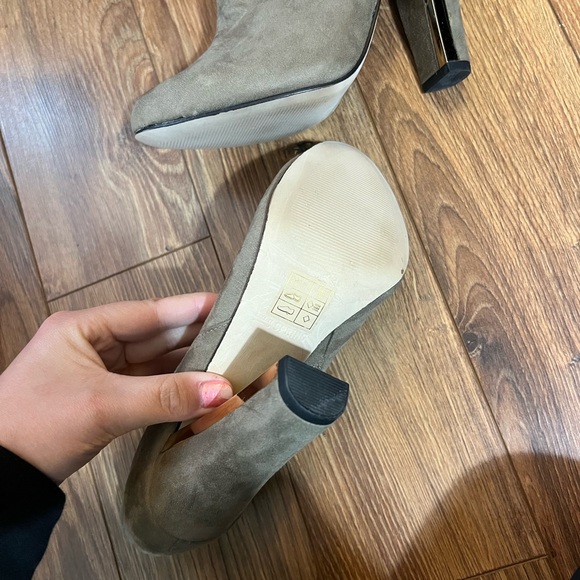 Size 8 Shoe lot - Picture 3 of 9